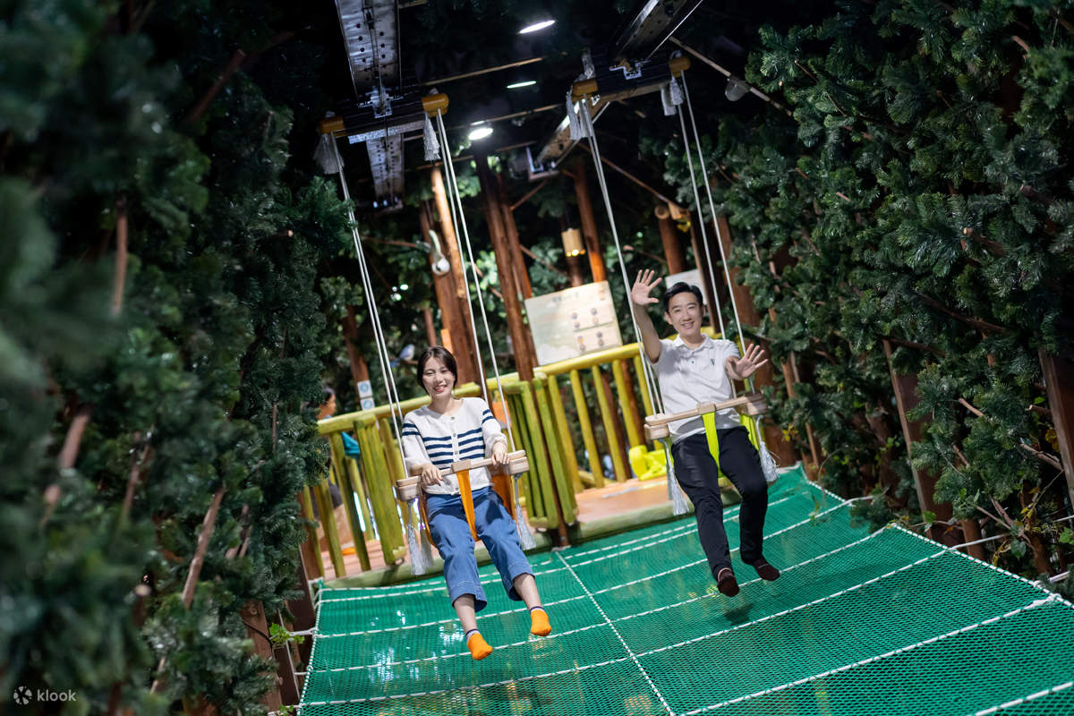 Trapecio Aéreo: observe las normas de seguridad del vuelo y haga fila para volar sobre el bosque. ¡Está a punto de comenzar el emocionante entrenamiento de tirolesa! Quienes lo han probado, repiten una y otra vez, y se volverán adictos si no prestan atenc